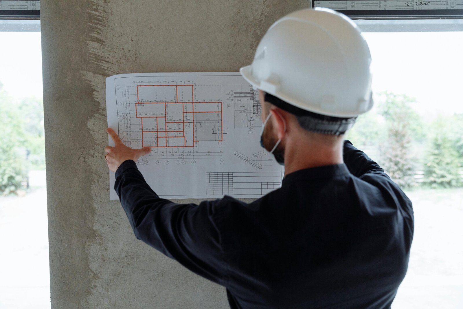 Engenheiro analisando projeto arquitetônico